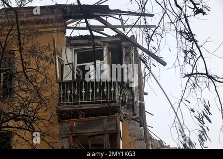 Non exclusif: KRAMATORSK, UKRAINE - 2 FÉVRIER 2023 - Un immeuble résidentiel de quatre étages dans le centre-ville est photographié après avoir été frappé par une Russie Banque D'Images
