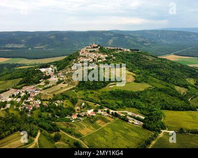 Une vue aérienne de la ville de Motovun sur une colline avec des bâtiments résidentiels en Croatie Banque D'Images