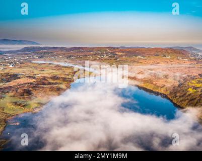 Vue aérienne de Lough fad dans le brouillard du matin, Comté de Donegal, République d'Irlande. Banque D'Images