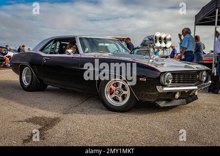 Daytona Beach, FL - 26 novembre 2022 : vue en angle avant basse d'une Chevrolet Camaro Z28 Pro Street 1969 lors d'un salon automobile local. Banque D'Images