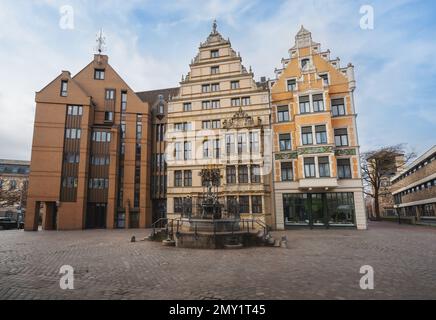 Place Holzmarkt avec fontaine et bâtiment Leibnizhaus - Hanovre, Basse-Saxe, Allemagne Banque D'Images