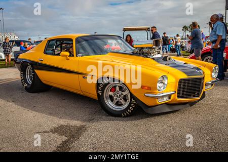 Daytona Beach, Floride - 26 novembre 2022 : vue panoramique d'une Camaro Z28 Pro Street 1972 de Chevrolet lors d'un salon automobile local. Banque D'Images