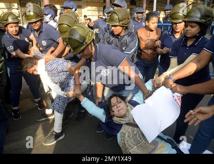 Non exclusif: 3 février 2023, Kolkata, Inde: Les activistes du Congrès de la Jeunesse participent à une manifestation pour protester contre le budget de l'Union 2023 Banque D'Images