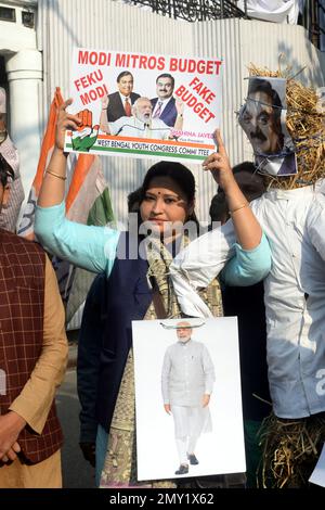 Non exclusif: 3 février 2023, Kolkata, Inde: Les activistes du Congrès de la Jeunesse participent à une manifestation pour protester contre le budget de l'Union 2023 Banque D'Images