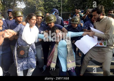 Non exclusif: 3 février 2023, Kolkata, Inde: Les activistes du Congrès de la Jeunesse participent à une manifestation pour protester contre le budget de l'Union 2023 Banque D'Images