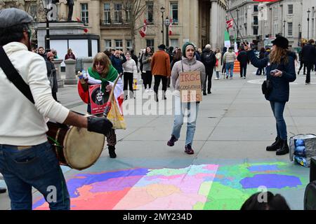 Trafalgar Square, Londres, Royaume-Uni. 4 février 2023. L'artiste Nasser Teymurpour utilise un seau d'eau de la Tamise pour faire le sacrifice de Mohammad Moradi lui-même pour 'Women.Life.Freedom' qui s'est jeté dans le Rhône à Lyon, La France proteste contre la répression généralisée du soulèvement de 2022 en Iran et dans le but d'attirer l'attention du monde entier sur le comportement violent de la République islamique à l'égard des manifestants. Crédit : voir Li/Picture Capital/Alamy Live News Banque D'Images