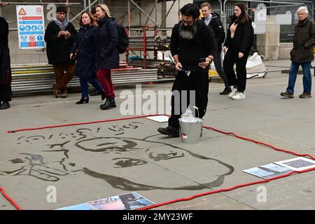 Trafalgar Square, Londres, Royaume-Uni. 4 février 2023. L'artiste Nasser Teymurpour utilise un seau d'eau de la Tamise pour faire le sacrifice de Mohammad Moradi lui-même pour 'Women.Life.Freedom' qui s'est jeté dans le Rhône à Lyon, La France proteste contre la répression généralisée du soulèvement de 2022 en Iran et dans le but d'attirer l'attention du monde entier sur le comportement violent de la République islamique à l'égard des manifestants. Crédit : voir Li/Picture Capital/Alamy Live News Banque D'Images