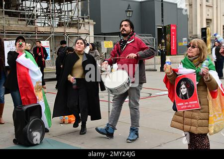 Trafalgar Square, Londres, Royaume-Uni. 4 février 2023. L'artiste Nasser Teymurpour utilise un seau d'eau de la Tamise pour faire le sacrifice de Mohammad Moradi lui-même pour 'Women.Life.Freedom' qui s'est jeté dans le Rhône à Lyon, La France proteste contre la répression généralisée du soulèvement de 2022 en Iran et dans le but d'attirer l'attention du monde entier sur le comportement violent de la République islamique à l'égard des manifestants. Crédit : voir Li/Picture Capital/Alamy Live News Banque D'Images