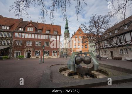 Place Ballhofplatz avec l'église Kreuzkirche en arrière-plan - Hanovre, Basse-Saxe, Allemagne Banque D'Images