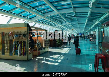 Petits kiosques vendant des produits situés à l'intérieur du terminal passager de la salle de départ de l'aéroport Santos Dumont, très peuplé, en début de matinée estivale. Banque D'Images