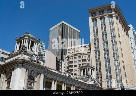 Vue partielle sur le bâtiment municipal (à droite), le bâtiment Banco do Brasil (au milieu) et le palais Pedro Ernesto (en bas) sous le ciel bleu clair du matin d'été. Banque D'Images