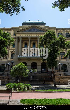 Façade et entrée de la Bibliothèque nationale du Brésil, située sur la place Floriano et l'avenue Rio Branco dans le quartier Centro sous ciel bleu clair d'été. Banque D'Images