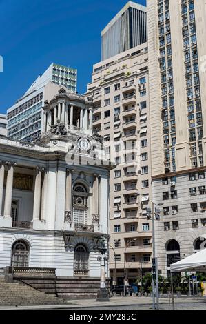 Vue partielle sur le palais Pedro Ernesto et d'autres bâtiments à l'arrière dans le quartier Centro, dans la rue Evaristo da Veiga sous le ciel clair du matin d'été. Banque D'Images