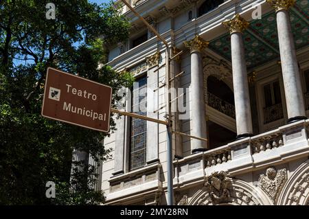 Un panneau historique indiquant l'emplacement de l'opéra municipal de théâtre (Theatro Municipal) sur l'avenue Rio Branco le matin d'été, dans un ciel bleu ensoleillé. Banque D'Images