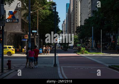 Vue de passage entre Rio Branco et les avenues Almirante Barroso situées dans le quartier Centro, couvertes d'ombres sous le ciel bleu ensoleillé du matin d'été. Banque D'Images