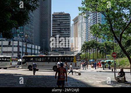 Vue opposée de la promenade de la place Largo da Carioca comme vu de la rue Uruguaiana dans le quartier Centro peuplé sous le ciel bleu ensoleillé matin d'été. Banque D'Images