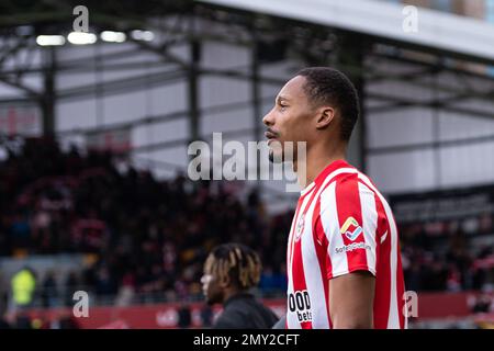 Ethan Pinnock, de Brentford, avance sur le match de la Premier League entre Brentford et Southampton au Gtech Community Stadium, Londres, Angleterre, le 4 février 2023. Photo de Grant Winter. Utilisation éditoriale uniquement, licence requise pour une utilisation commerciale. Aucune utilisation dans les Paris, les jeux ou les publications d'un seul club/ligue/joueur. Crédit : UK Sports pics Ltd/Alay Live News Banque D'Images