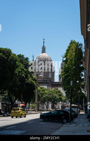 Vue partielle de l'avenue Presidente Vargas avec l'arrière de l'église de Candelaria dôme à l'arrière dans le quartier Centro sous le ciel clair du matin d'été. Banque D'Images