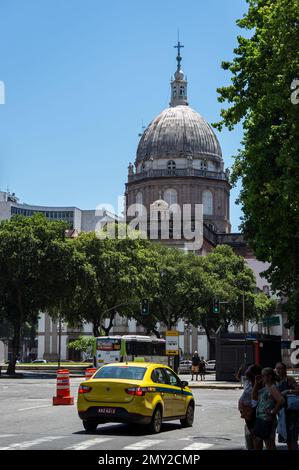 Vue partielle de l'avenue Presidente Vargas avec l'arrière de l'église Candelaria dôme principal à l'arrière dans le centre-ville sous le matin d'été ciel bleu clair. Banque D'Images