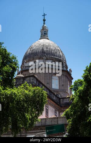 Vue partielle sur le dôme principal arrière de l'église de Candelaria dans le centre-ville avec quelques arbres de végétation verte autour sous l'été ensoleillé ciel bleu clair. Banque D'Images