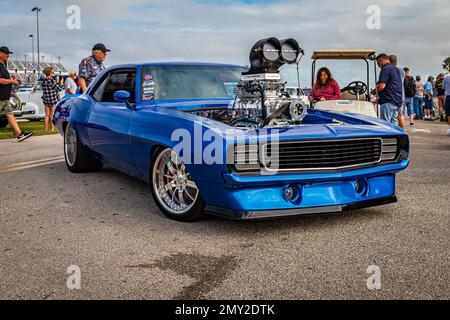 Daytona Beach, FL - 26 novembre 2022 : vue panoramique d'une Camaro Z28 Pro Street 1969 de Chevrolet lors d'un salon automobile local. Banque D'Images