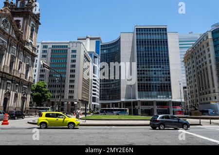 Vue sur les bâtiments commerciaux situés à proximité de la place Barao de Drumond et de l'église Candelaria dans le quartier Centro en été ensoleillé ciel bleu clair. Banque D'Images