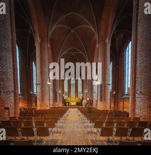 Nef, allée principale et autel à l'église du marché (Marktkirche) intérieur - Hanovre, Basse-Saxe, Allemagne Banque D'Images