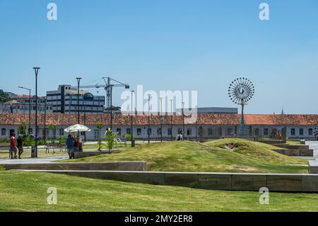 Grande vue sur le boulevard olympique (boulevard Olimpico) situé dans le quartier Centro, plein de champs d'herbe verte sous le soleil après-midi ciel bleu clair ensoleillé. Banque D'Images