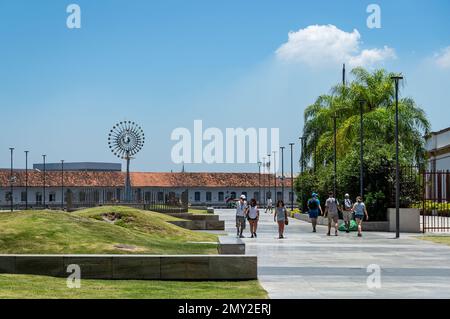 Grande vue sur le boulevard olympique (boulevard Olimpico) situé dans le quartier Centro, plein de champs d'herbe verte sous le soleil après-midi ciel bleu ciel nuageux ensoleillé Banque D'Images