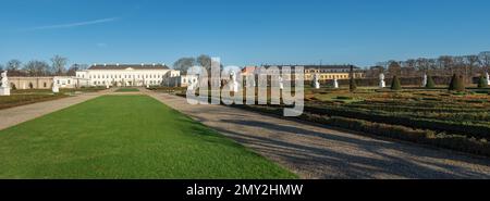 Vue panoramique sur les jardins de Herrenhausen avec le palais de Herrenhausen et le bâtiment des galeries - Hanovre, Basse-Saxe, Allemagne Banque D'Images