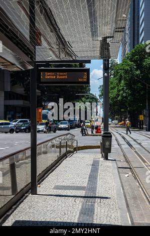 Un panneau d'information LED à l'arrêt de tramway Candelaria indique l'horaire des tramways sur l'avenue Rio Branco dans le centre-ville sous un ciel ensoleillé et clair en été. Banque D'Images