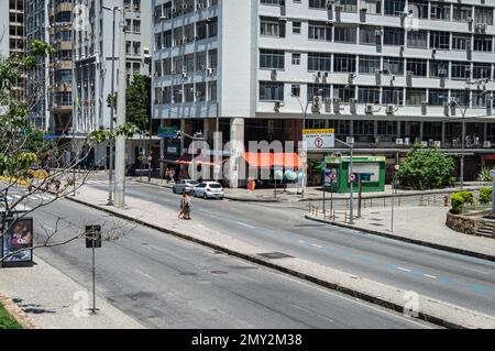 Vue sur l'avenue Repubblica do Chile vide dans le quartier Centro avec de grands blocs de tours commerciales à proximité des bâtiments Petrobras et BNDES en été après-midi Banque D'Images