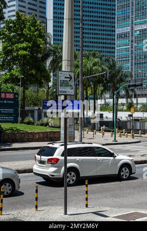 Circulation passant par le coin de l'avenue Republica do Chile avec la rue Lelio Gama dans le quartier Centro à proximité du bâtiment Petrobras en été ensoleillé. Banque D'Images