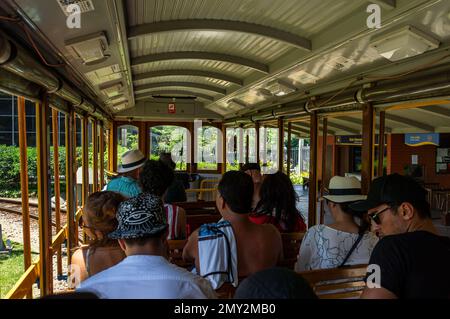 Les passagers assis à l'intérieur d'un des tramways de Santa Teresa attendant de partir en direction de la gare de Dois Irmaos située dans le quartier de Santa Teresa en une journée ensoleillée. Banque D'Images