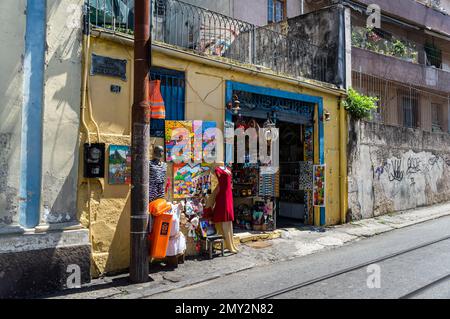 Produits à vendre dans une boutique de souvenirs au niveau supérieur de la rue Almirante Alexandrino dans le quartier de Santa Teresa sous la journée ensoleillée de l'après-midi d'été. Banque D'Images