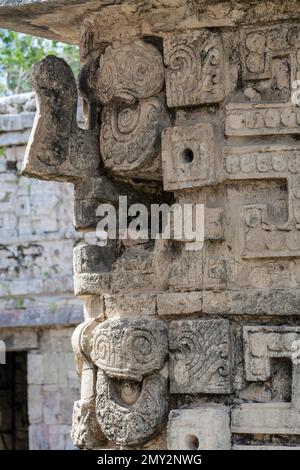 Temple des masques dans le complexe Las Monjas à Chichén Itzá, Yucatán, Mexique Banque D'Images