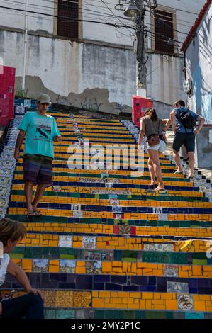 Les touristes se promenant au bord des carreaux de céramique colorés de Selaron Steps dans le quartier de Santa Teresa à proximité de la rue Ladeira de Santa Teresa en été ensoleillé. Banque D'Images