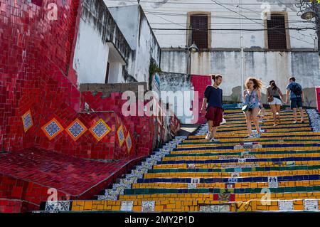 Les carreaux de céramique colorés de Selaron Steps (Escadaria Selaron) dans le quartier de Santa Teresa à proximité de la rue Ladeira de Santa Teresa en été ensoleillé. Banque D'Images