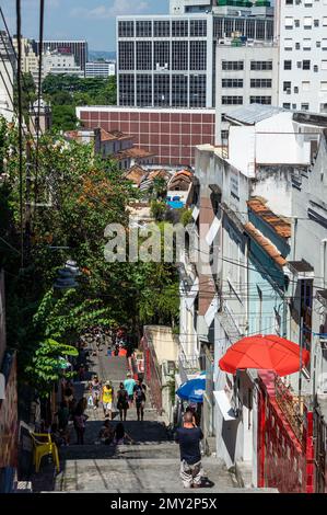 Partie centrale de Selaron Steps dans le quartier de Santa Teresa à proximité de la rue Ladeira de Santa Teresa avec les bâtiments du quartier Centro à l'arrière. Banque D'Images