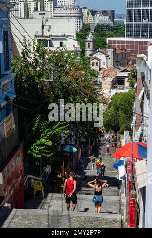 Partie centrale de Selaron Steps dans le quartier de Santa Teresa à proximité de la rue Ladeira de Santa Teresa avec les bâtiments du quartier Centro à l'arrière. Banque D'Images