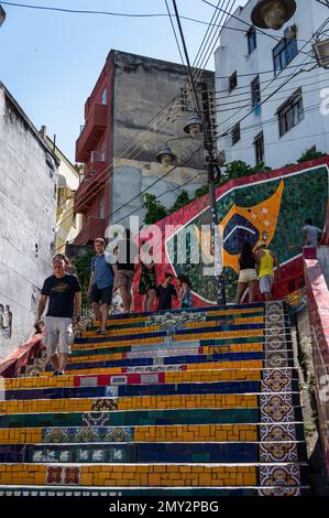 Les carreaux de céramique colorés de Selaron Steps dans le quartier de Santa Teresa à proximité de la rue Ladeira de Santa Teresa dans un après-midi ensoleillé ciel bleu clair. Banque D'Images