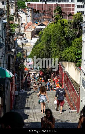 Partie centrale de Selaron marches dans le quartier de Santa Teresa à proximité de la rue Ladeira de Santa Teresa avec le quartier Centro bâtiments à l'arrière. Banque D'Images