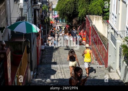 Partie centrale de Selaron Steps dans le quartier de Santa Teresa à proximité de la rue Ladeira de Santa Teresa avec les bâtiments du quartier Centro à l'arrière. Banque D'Images