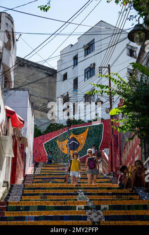 Les carreaux de céramique colorés de Selaron Steps dans le quartier de Santa Teresa à proximité de la rue Ladeira de Santa Teresa dans un après-midi ensoleillé ciel bleu clair. Banque D'Images