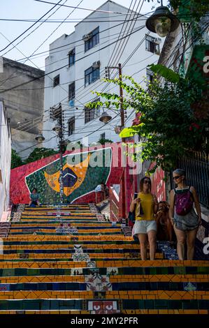 Les carreaux de céramique colorés de Selaron Steps dans le quartier de Santa Teresa à proximité de la rue Ladeira de Santa Teresa dans un après-midi ensoleillé ciel bleu clair. Banque D'Images