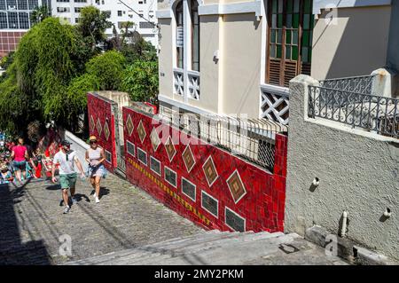 Carreaux de céramique colorés sur un mur au milieu de la section des marches de Selaron dans le quartier de Santa Teresa à proximité de la rue Ladeira de Santa Teresa en été. Banque D'Images