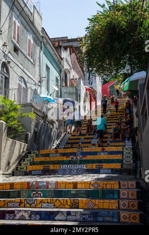 La partie centrale de Selaron marches décorées dans le quartier de Santa Teresa à proximité de la rue Ladeira de Santa Teresa et quelques maisons colorées sous le soleil. Banque D'Images