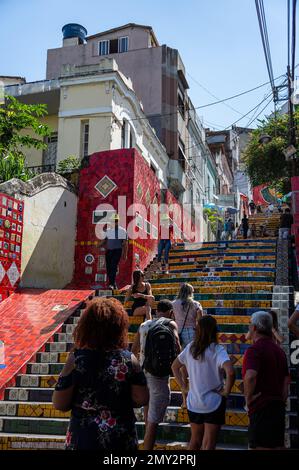 Carreaux colorés à la partie inférieure des marches décorées de Selaron dans le quartier de Santa Teresa à proximité de la rue Joaquim Silva sous l'été après-midi ensoleillé jour. Banque D'Images