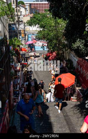 La partie basse surpeuplée de tuiles colorées décorées de Selaron Steps dans le quartier de Santa Teresa à proximité de la rue Joaquim Silva dans une journée ensoleillée d'été. Banque D'Images