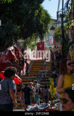 Face à la vue de la partie inférieure de tuiles colorées décorées Selaron marches à proximité rue Joaquim Silva sous l'été après-midi ciel bleu clair ensoleillé. Banque D'Images